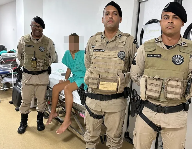 Policiais militares auxiliam no socorro a jovem que havia acabado de dar à luz em Santa Cruz Cabrália