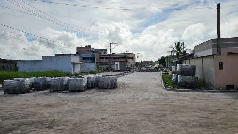 Obras da pavimentação da Avenida Rio Mucuri no bairro Triângulo Leal estão avançadas em Itabatã