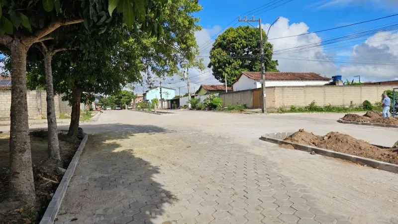Obras da pavimentação da Avenida Rio Mucuri no bairro Triângulo Leal estão avançadas em Itabatã