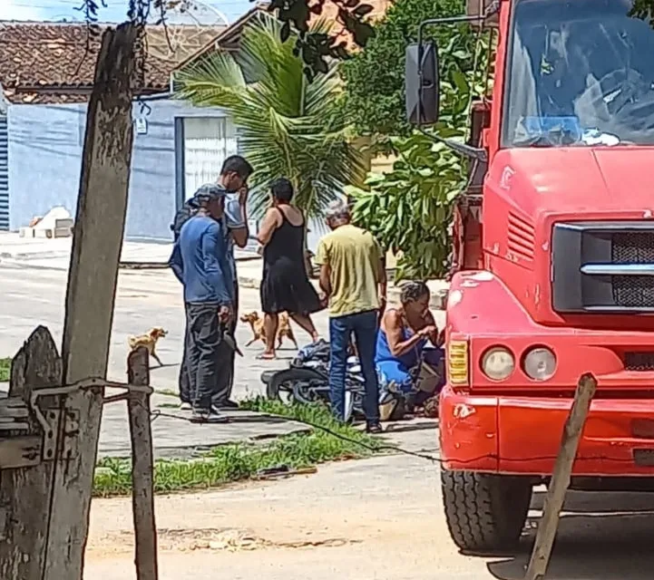 Menino de 10 anos morre após colisão entre moto e caminhão em Eunápolis