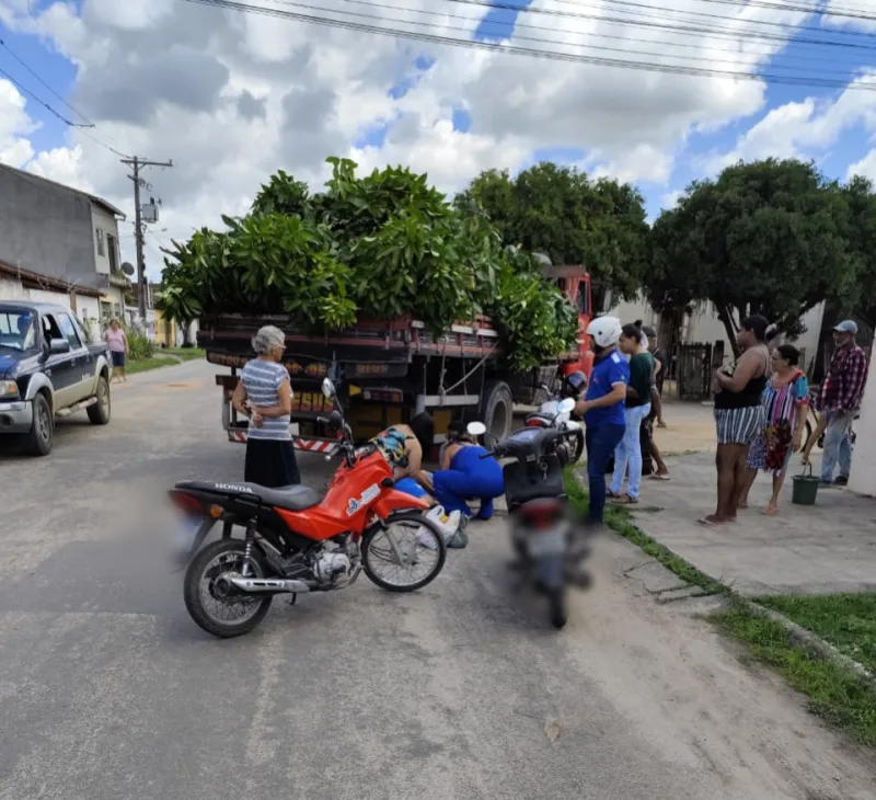 Menino de 10 anos morre após colisão entre moto e caminhão em Eunápolis
