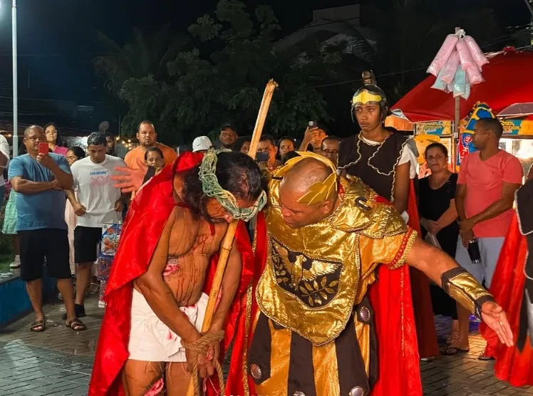Auto da Paixão de Cristo emociona fiéis na Praça da Matriz em Prado