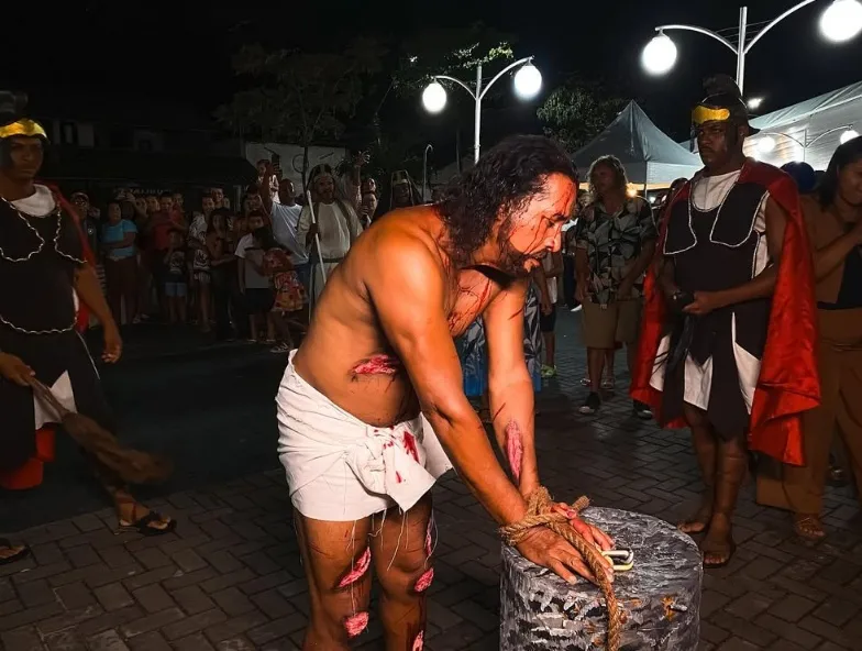 Auto da Paixão de Cristo emociona fiéis na Praça da Matriz em Prado