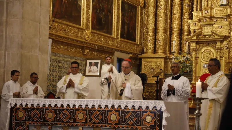 Governador Jerônimo Rodrigues participa de missa em sufrágio da alma do papa Francisco
