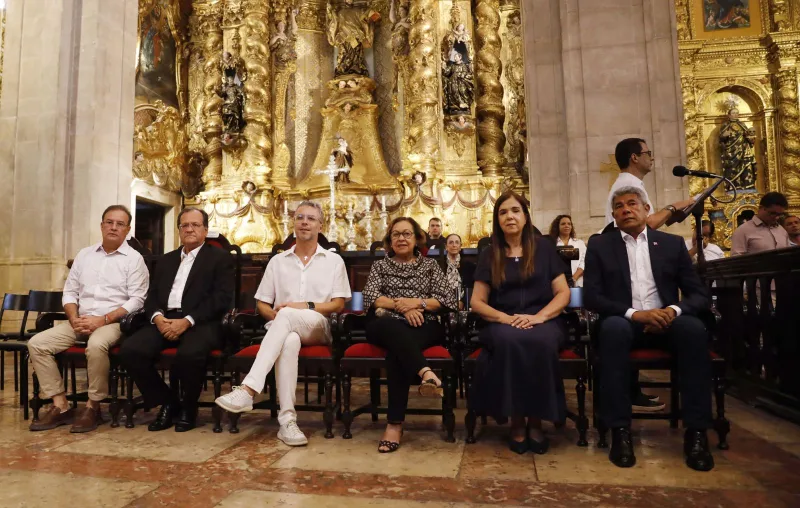 Governador Jerônimo Rodrigues participa de missa em sufrágio da alma do papa Francisco