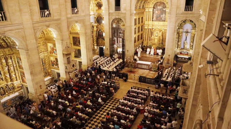 Governador Jerônimo Rodrigues participa de missa em sufrágio da alma do papa Francisco