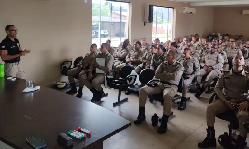 Coordenador da 8ª COORPIN de Teixeira de Freitas, delegado Ricardo Amaral  realiza palestra de capacitação para novos soldados da PMBA