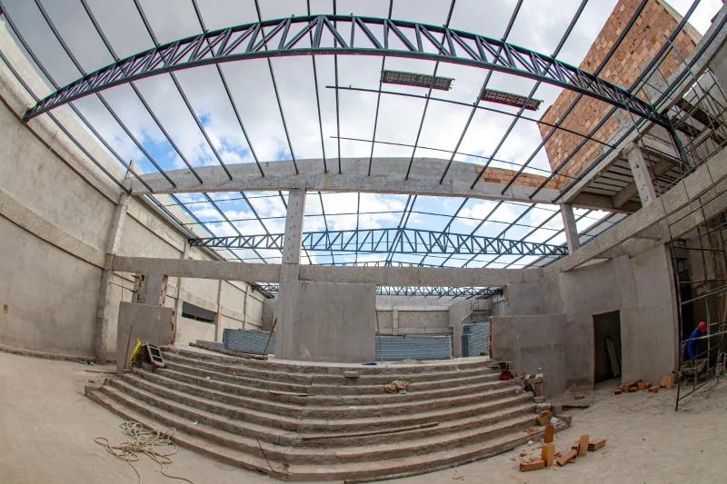 Mais educação, cultura e desenvolvimento: Prefeitura avança com obras de auditório da Escola Antônio Chicon