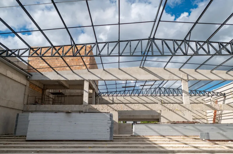 Mais educação, cultura e desenvolvimento: Prefeitura avança com obras de auditório da Escola Antônio Chicon