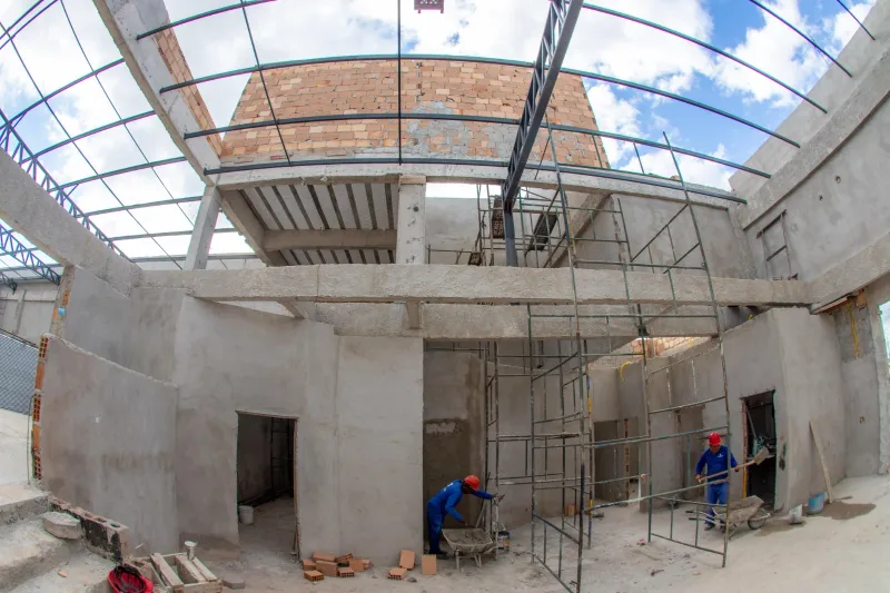 Mais educação, cultura e desenvolvimento: Prefeitura avança com obras de auditório da Escola Antônio Chicon