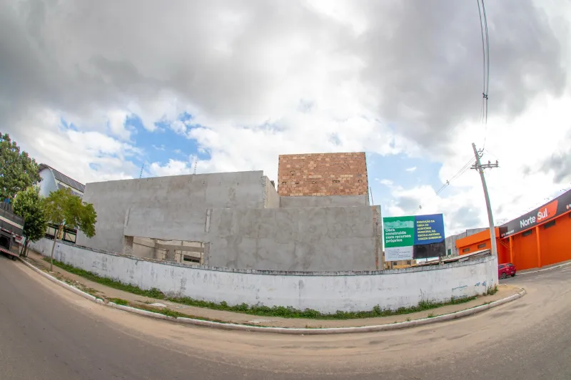 Mais educação, cultura e desenvolvimento: Prefeitura avança com obras de auditório da Escola Antônio Chicon