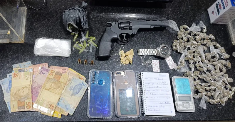 Polícia Civil apreende drogas, arma depressão e recupera Moto roubada em Eunápolis