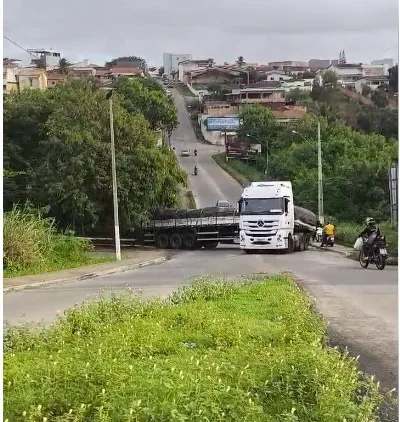 Acidente entre duas carretas interdita ladeira do Sobrasa em Teixeira de Freitas
