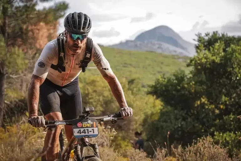 Rodrigo Hilbert sofre acidente durante maratona de mountain bike na África do Sul 