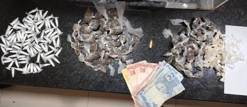 Fuga frustrada: PM prende dupla e apreende crack, maconha e cocaína em Eunápolis