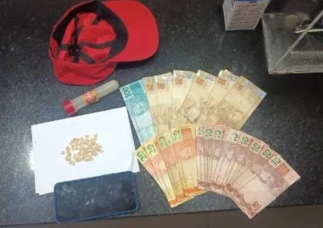 Homem tenta fugir, mas acaba preso com drogas e dinheiro em Eunápolis