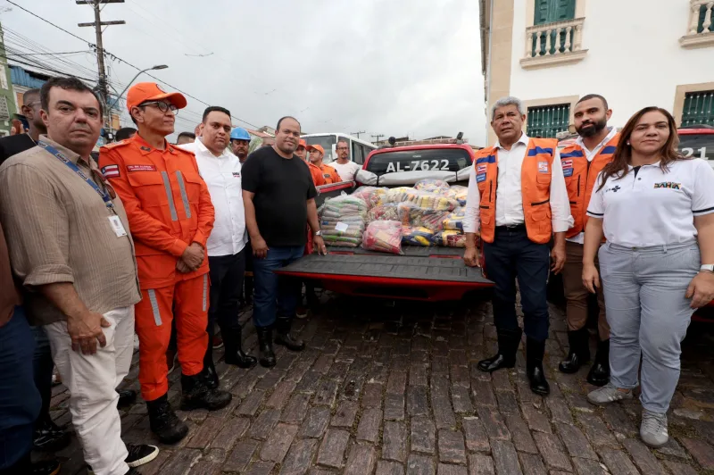 Jerônimo vistoria áreas afetadas pelas fortes chuvas em Santo Amaro, entrega kits humanitários e reforça apoio às famílias atingidas