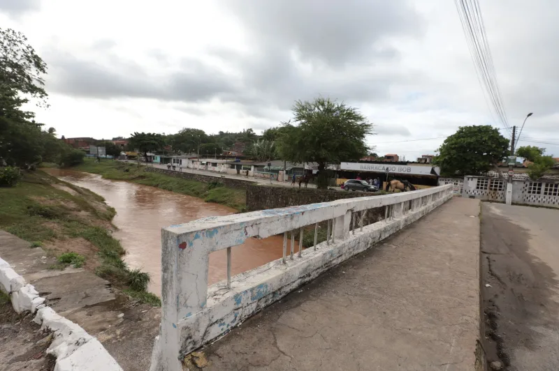 Jerônimo vistoria áreas afetadas pelas fortes chuvas em Santo Amaro, entrega kits humanitários e reforça apoio às famílias atingidas