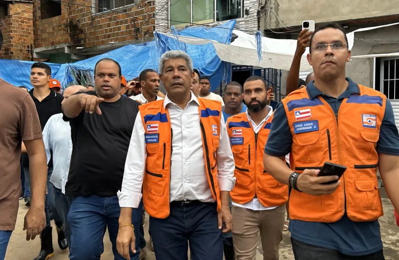 Jerônimo vistoria áreas afetadas pelas fortes chuvas em Santo Amaro, entrega kits humanitários e reforça apoio às famílias atingidas