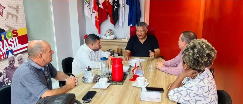 Prefeito Tonzinho busca investimentos para Lajedão em reunião com o deputado Valmir Assunção