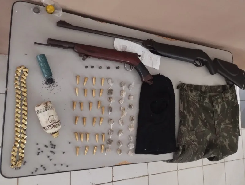 Suspeito é detido com drogas e munições em Medeiros Neto