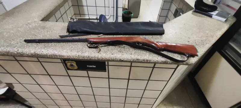 PM prende idoso por suspeita de estupro de vulnerável e posse ilegal de arma de fogo no distrito de Santo Antônio