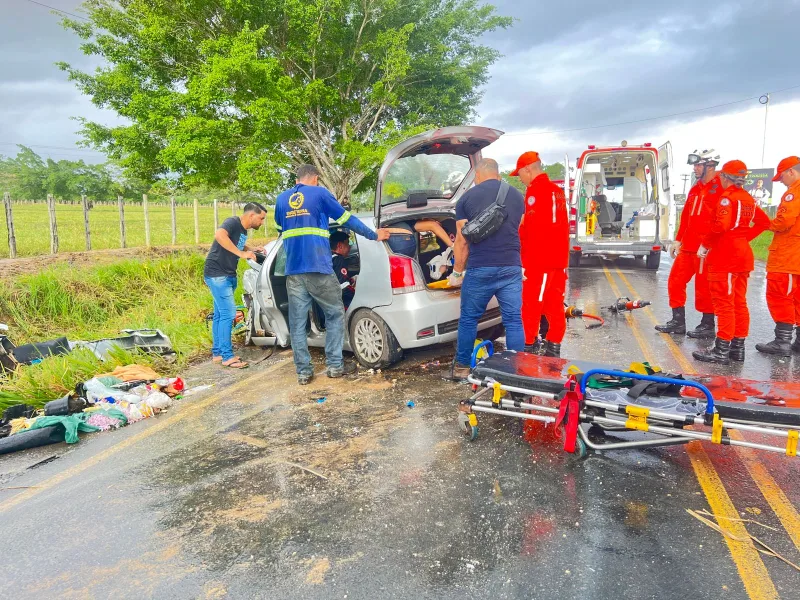Grave acidente na BA-290 deixa três mortos e três feridos em colisão frontal em Teixeira de Freitas