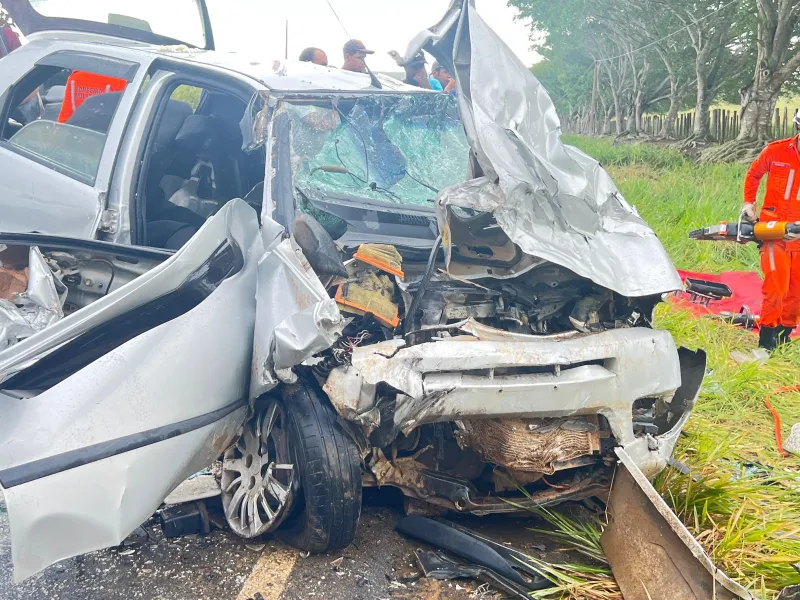 Grave acidente na BA-290 deixa três mortos e três feridos em colisão frontal em Teixeira de Freitas