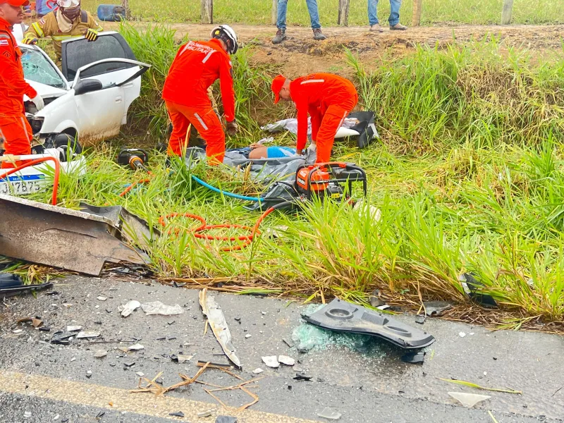 Grave acidente na BA-290 deixa três mortos e três feridos em colisão frontal em Teixeira de Freitas