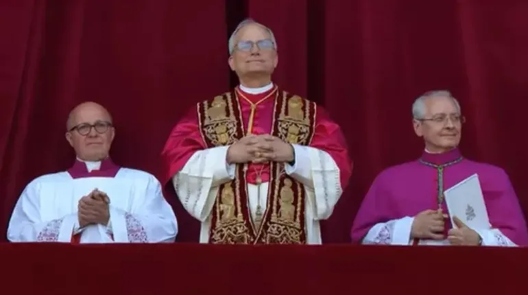 Diferenças entre vestes do novo papa e de Francisco chamam atenção; veja  