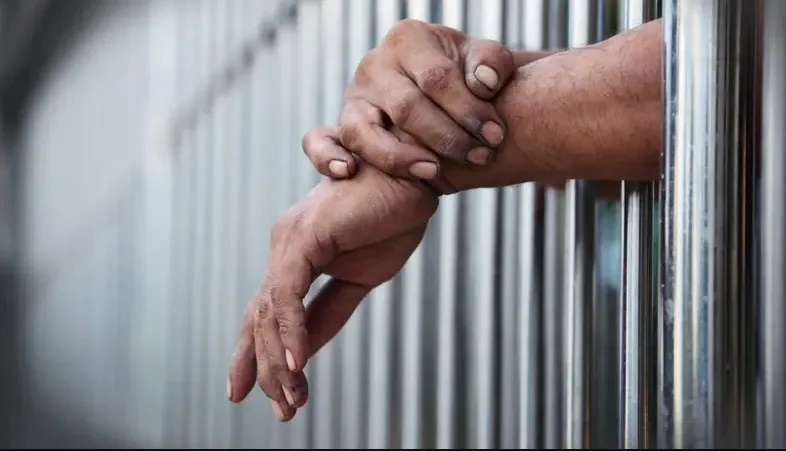 PM prende homem com mandado de prisão por estupro após briga com facão em Medeiros Neto