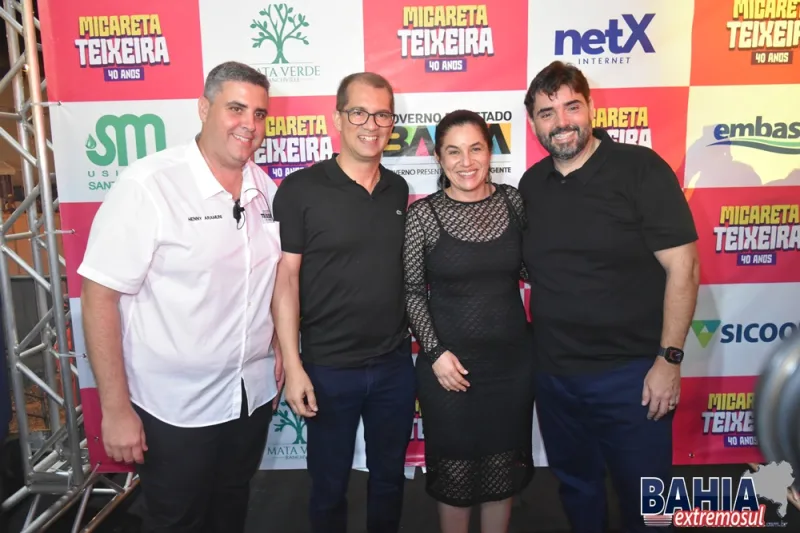 Durval Lelys arrasta multidão na 2ª noite da Micareta de Teixeira de Freitas