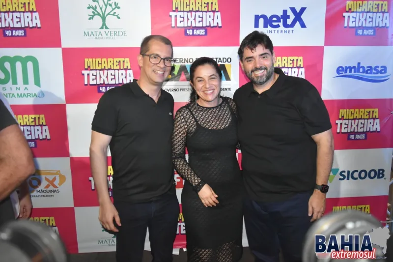 Durval Lelys arrasta multidão na 2ª noite da Micareta de Teixeira de Freitas