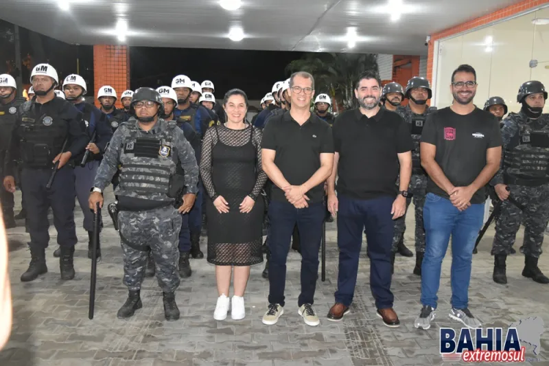 Durval Lelys arrasta multidão na 2ª noite da Micareta de Teixeira de Freitas