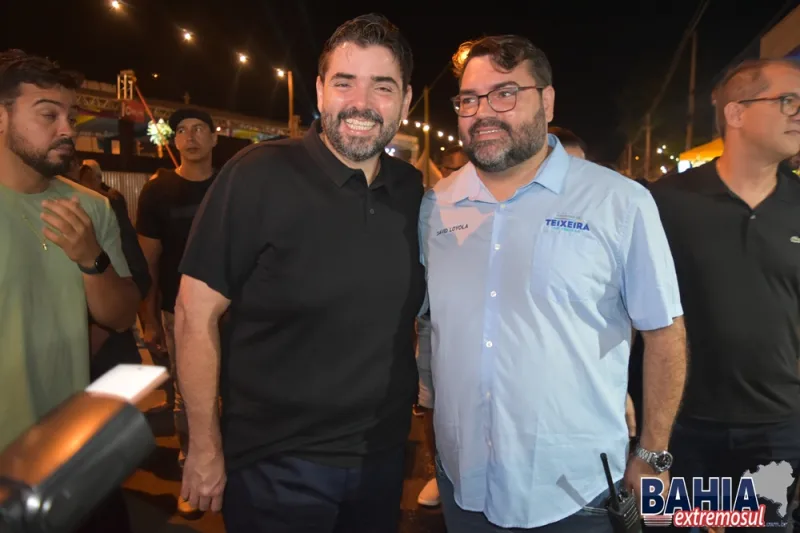 Durval Lelys arrasta multidão na 2ª noite da Micareta de Teixeira de Freitas