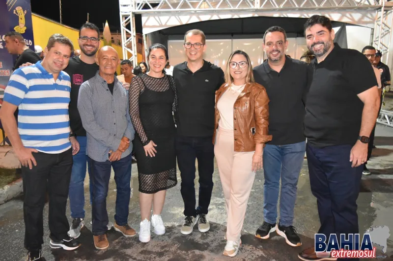 Durval Lelys arrasta multidão na 2ª noite da Micareta de Teixeira de Freitas