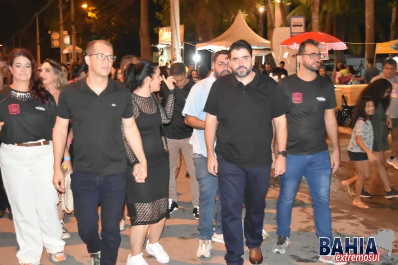 Durval Lelys arrasta multidão na 2ª noite da Micareta de Teixeira de Freitas