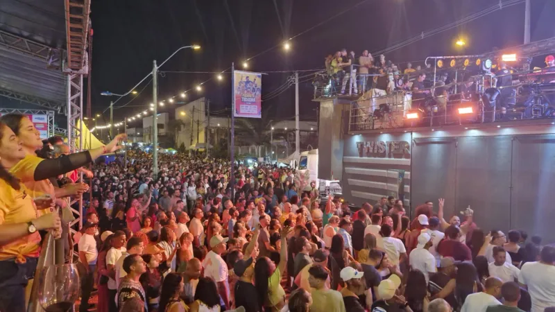 Durval Lelys arrasta multidão na 2ª noite da Micareta de Teixeira de Freitas