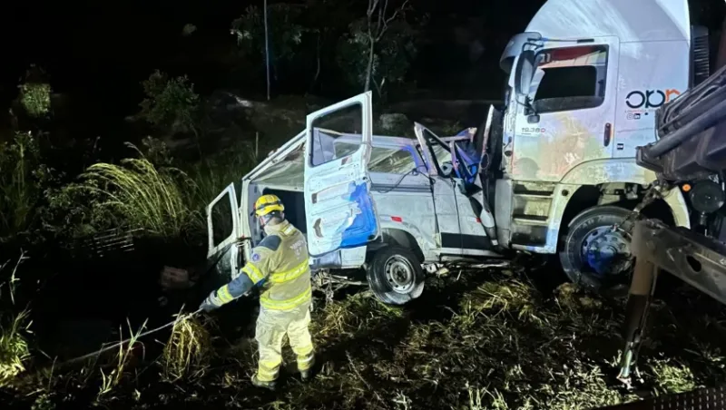 Nove  pessoas morreram e dez ficaram feridas em acidente entre carreta e micro-ônibus na BR 251 em Minas Gerais