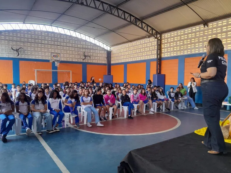 DEAM realiza palestra sobre combate ao abuso infantil em escola de Teixeira de Freitas