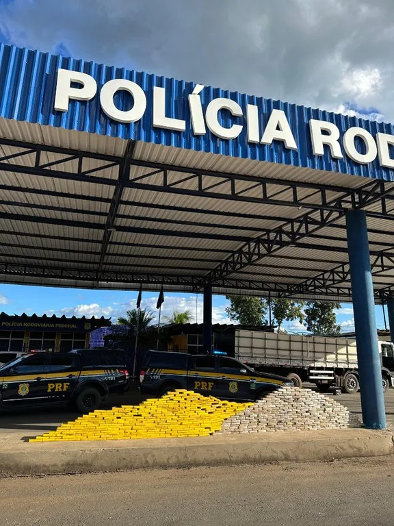 PRF apreende quase meia tonelada de cocaína após fuga de motorista, na Bahia