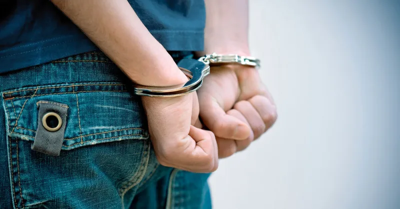 Homem com mandados de prisão por homicídio e roubo é capturado pelo PMBA em Medeiros Neto