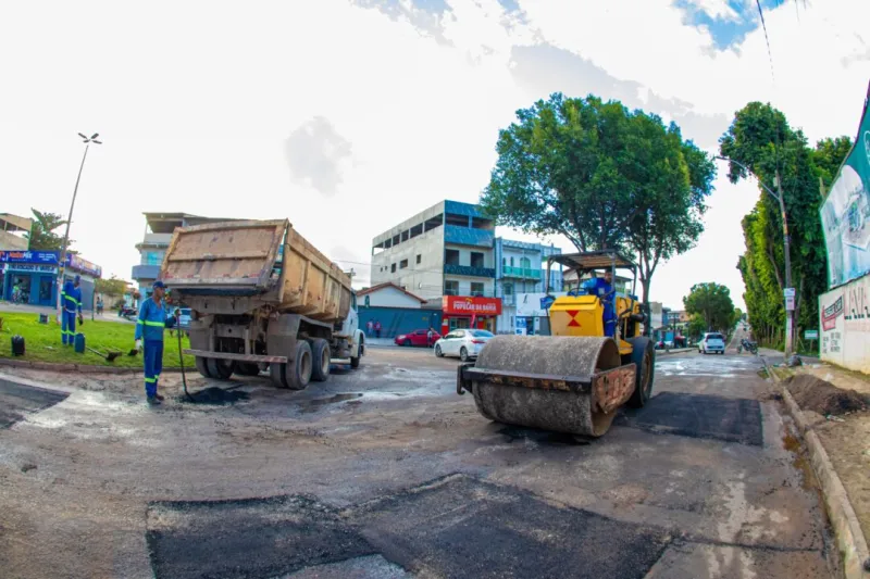 Prefeitura de Teixeira de Freitas intensifica Operação Tapa-Buraco em diversos pontos da cidade