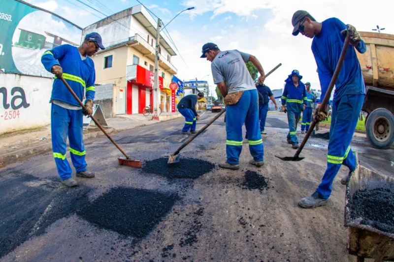 Prefeitura de Teixeira de Freitas intensifica Operação Tapa-Buraco em diversos pontos da cidade