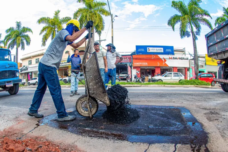 Prefeitura de Teixeira de Freitas intensifica Operação Tapa-Buraco em diversos pontos da cidade