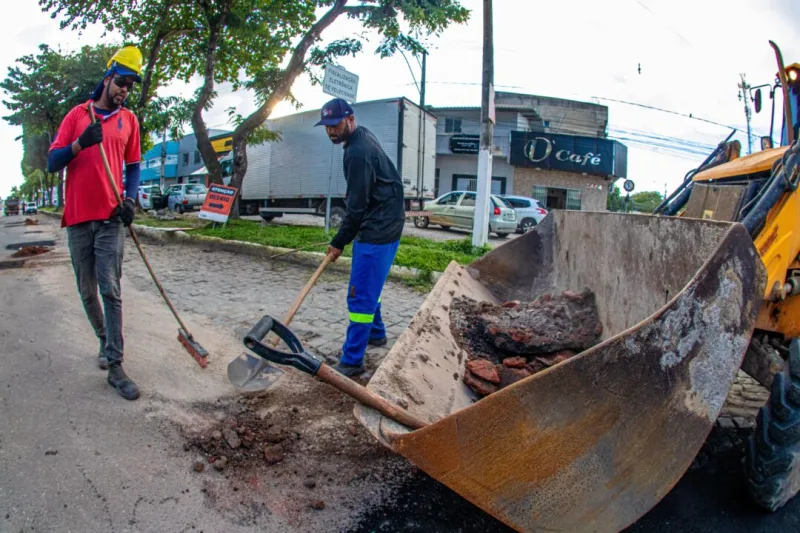 Prefeitura de Teixeira de Freitas intensifica Operação Tapa-Buraco em diversos pontos da cidade