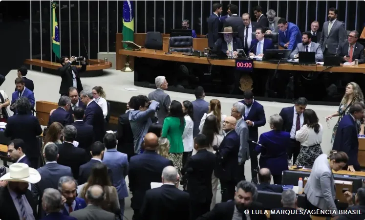 Câmara aprova projeto que reajusta salários de servidores públicos