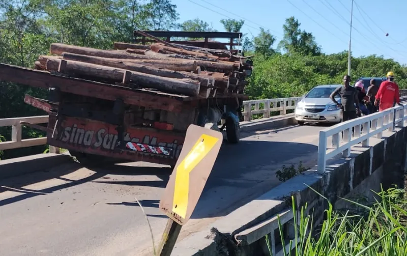 Por pouco! Caminhão perde freio e fica pendurado na ponte da entrada do Prado