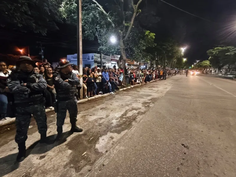 Simulado da Polícia Militar contra crime a instituiçõs financeiras atrai centenas de pessoas á Av. Getúlio Vargas em Teixeira de Freitas 