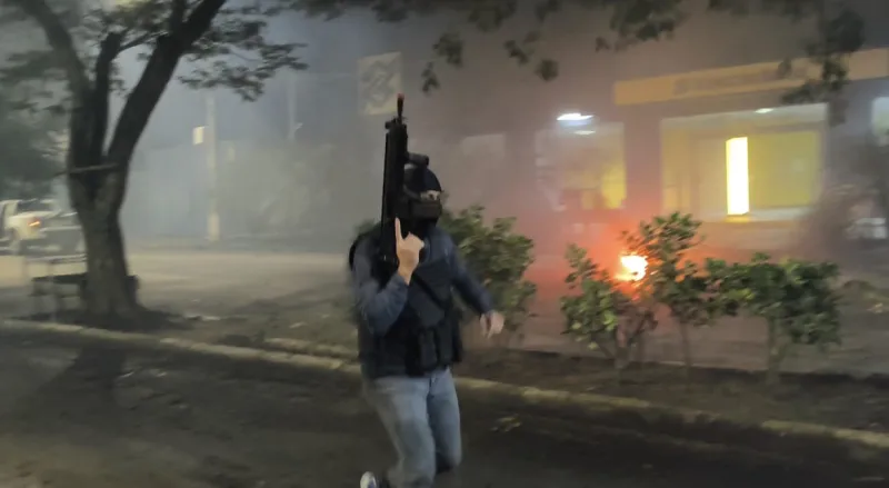 Simulado da Polícia Militar contra crime a instituiçõs financeiras atrai centenas de pessoas á Av. Getúlio Vargas em Teixeira de Freitas 